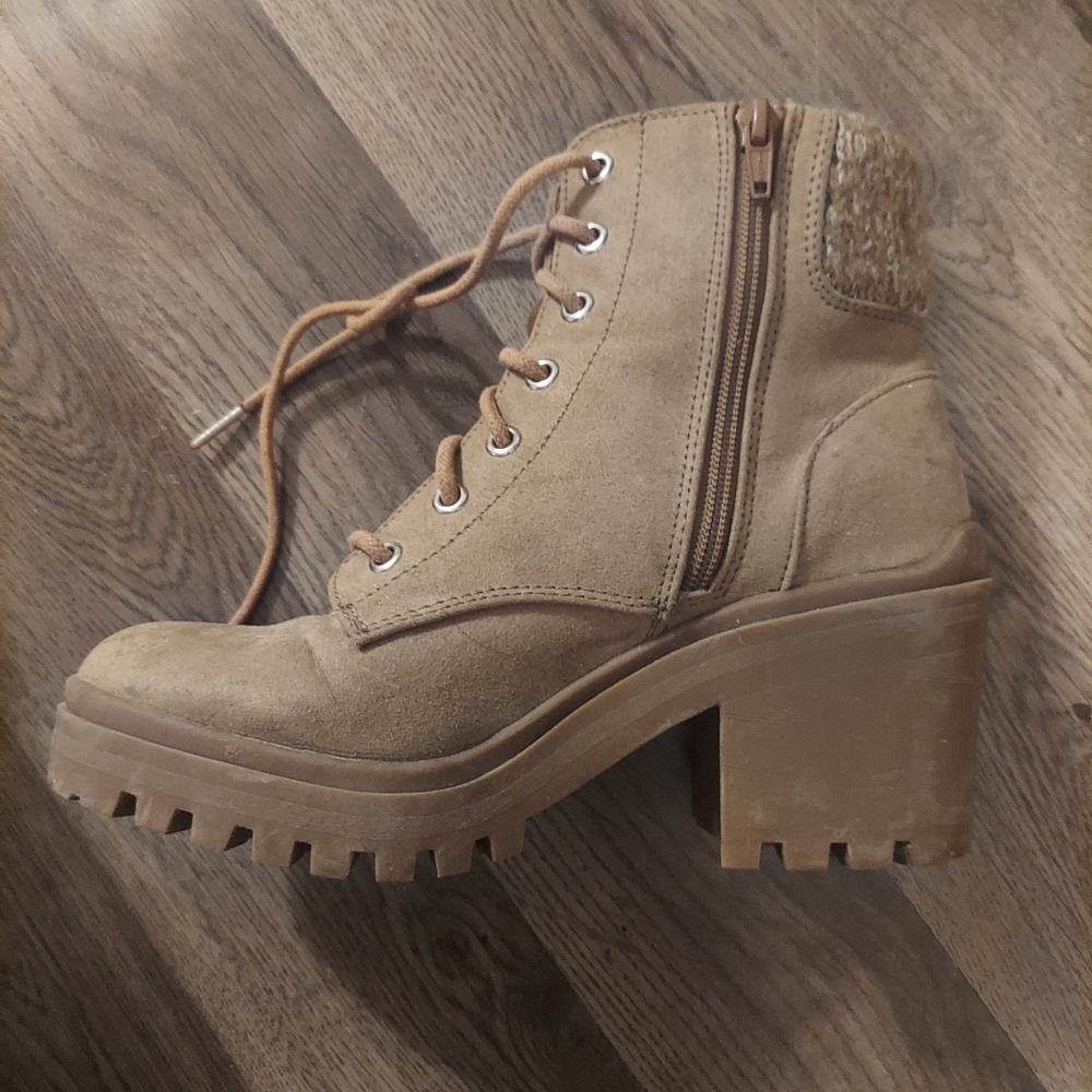 Boots - Picture 5 of 6